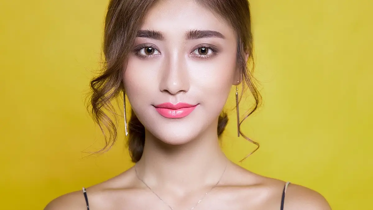 Jak skutecznie walczyć z przebarwieniami skóry jesienią