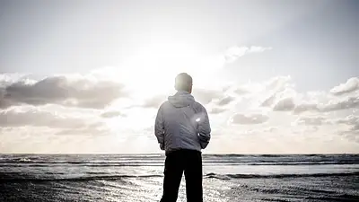 Sportowe bluzy męskie – modne modele i stylizacje 2025