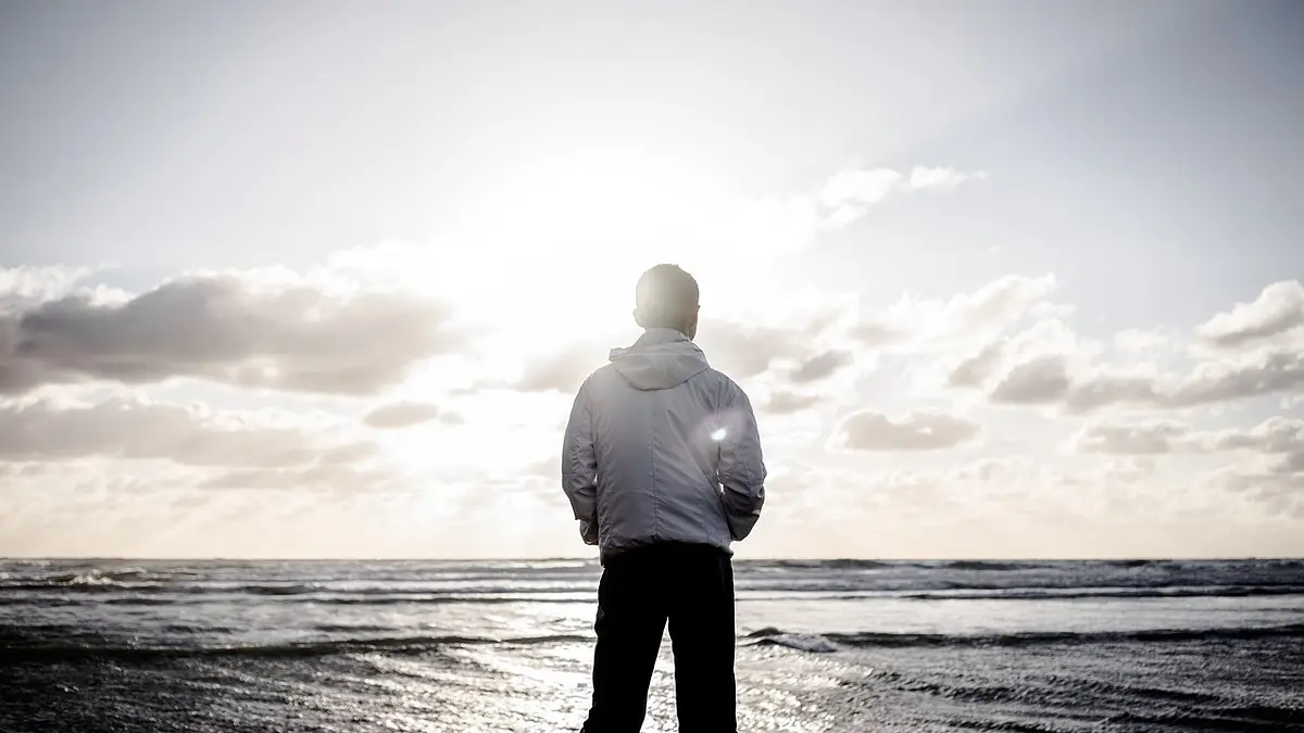 Sportowe bluzy męskie – modne modele i stylizacje 2025