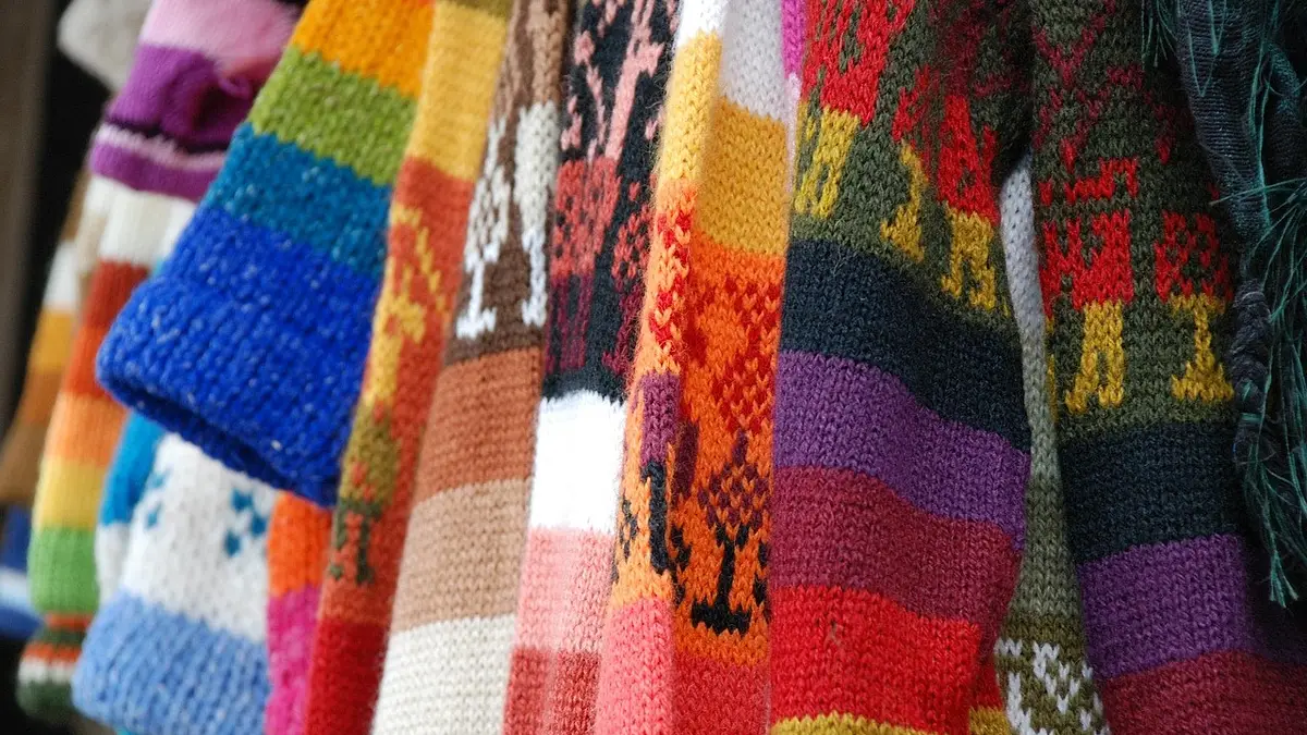 Swetry damskie – modne i wygodne modele na każdą okazję