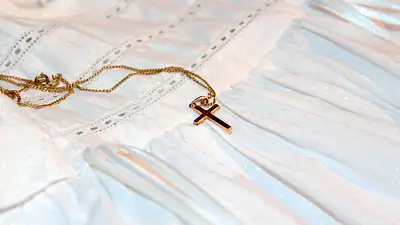 Złoty łańcuszek celebrytka – jak wybrać idealny model?