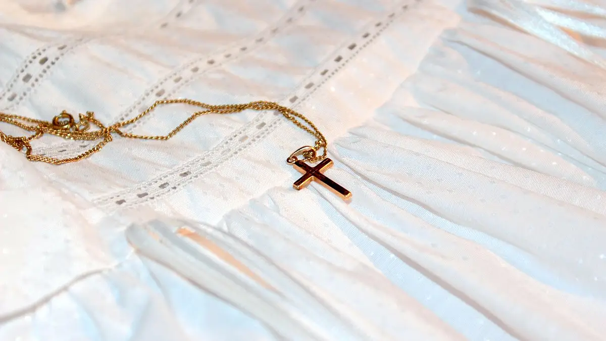 Złoty łańcuszek celebrytka – jak wybrać idealny model?