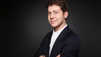 Stylizacje męskie na wesele wiosną – poradnik gościa