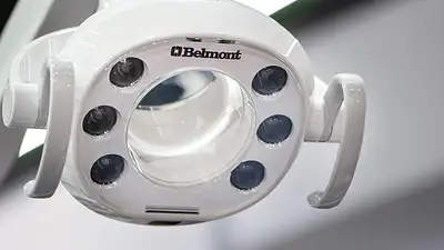 Implant stomatologiczny czy mostek – co wybrać?