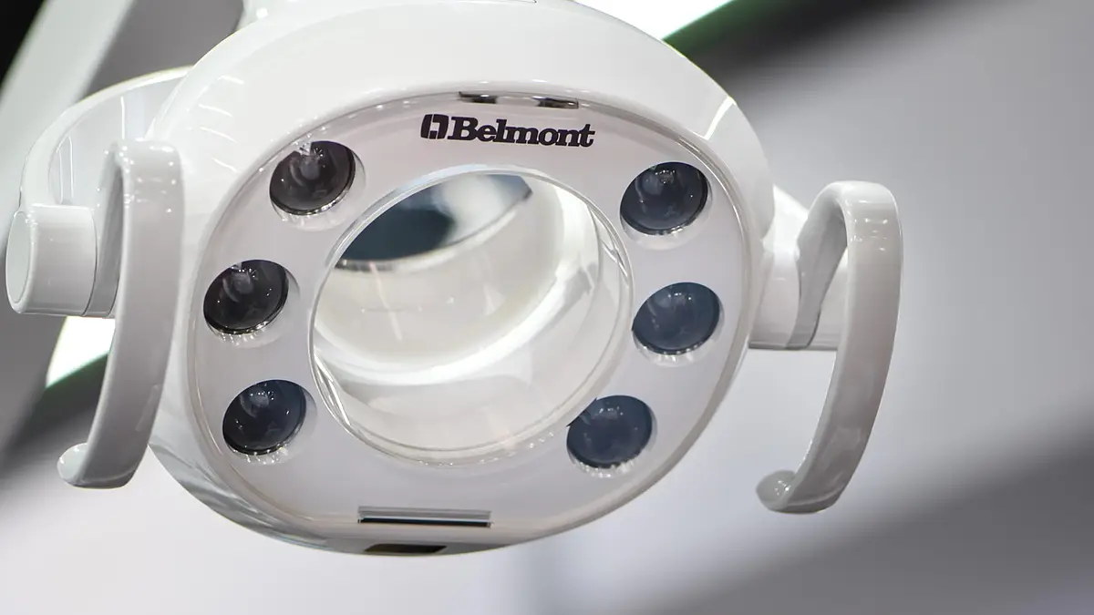 Implant stomatologiczny czy mostek – co wybrać?