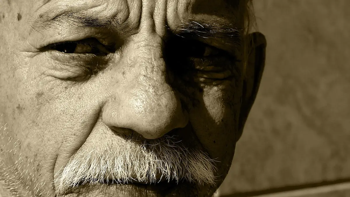 Czarne jeansy męskie – stylizacje i porady modowe 2025