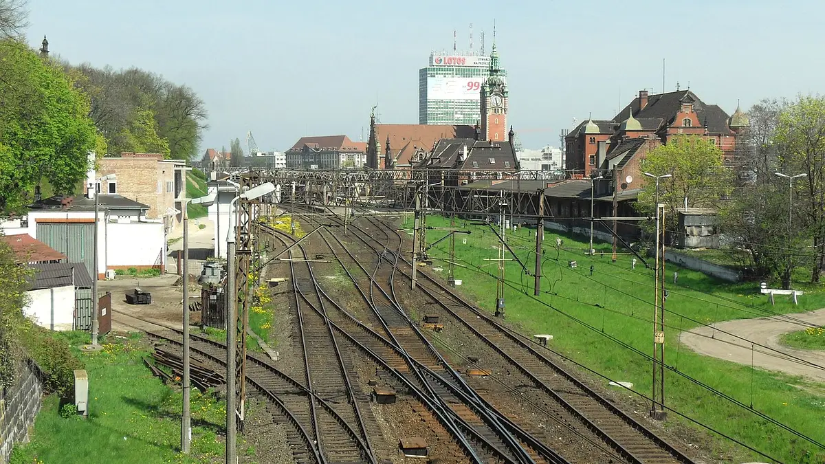 Dworzec PKP Gdańsk – Historia, Rozkład i Udogodnienia 2025