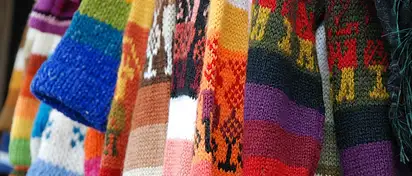 Modne swetry damskie – ponadczasowe modele 2023