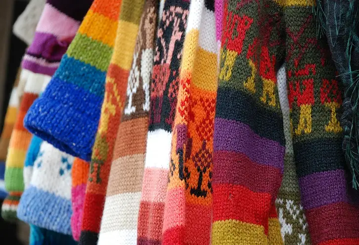 Modne swetry damskie – ponadczasowe modele 2023