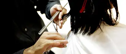 Jak zakryć siwe włosy? Sprawdzone sposoby