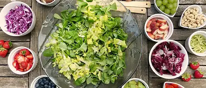 Przepis na sałatkę z ogórków – prosty i smaczny