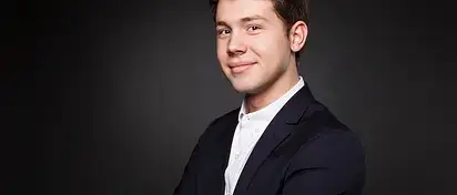 Stylizacje męskie na wesele wiosną