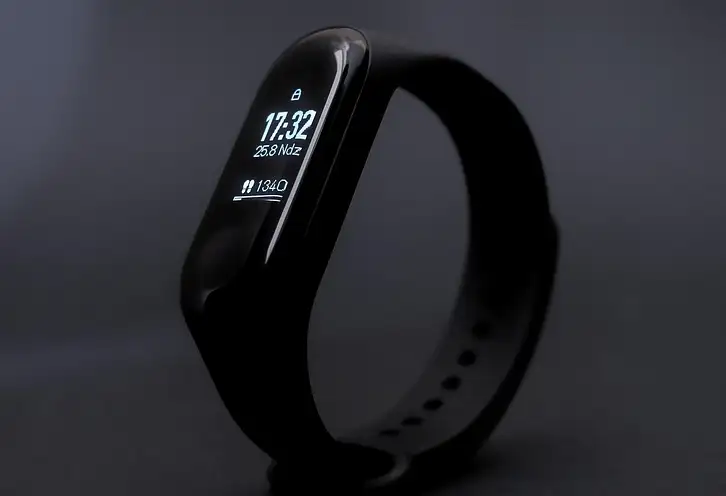 Najlepsza opaska sportowa na treningi – przewodnik