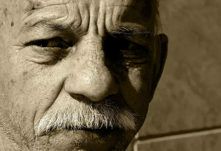 Jak nosić czarne jeansy męskie: porady