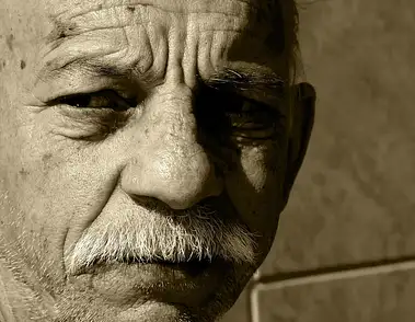 Jak nosić czarne jeansy męskie: porady