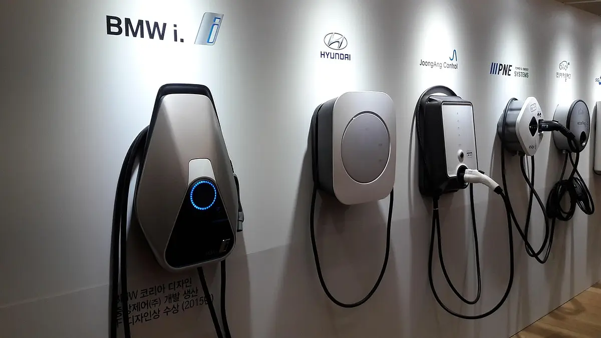 Ładowarki do samochodów elektrycznych z magazynem energii